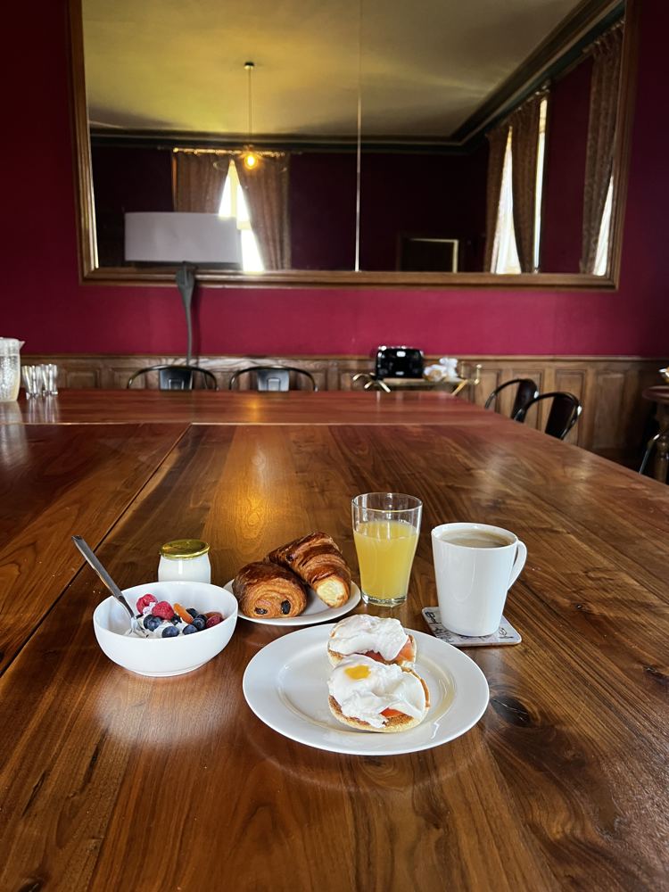 Ontbijt aan de lange tafel in de eetzaal